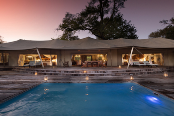 The Dhow Suite at Zarafa: Pool vor der Suite