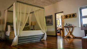 The Serai Bandipur: Doppelbett mit Moskitonetz