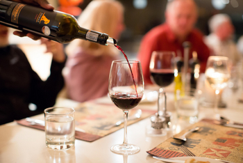 Zambezi Queen Zambezi Queen: Wein beim Abendessen
