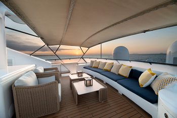andBeyond Galapagos Explorer: Weiße Yacht-Lounge mit goldenem Meerblick
