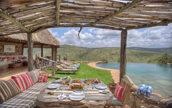 Borana Lodge Borana Lodge: Esstisch neben gemeinschaftlichem Pool