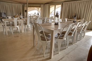 Desert Hills Glamping: Esstische