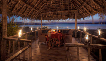 Evolve Back Kuruba Safari Lodge: Dinner in Ufernähe