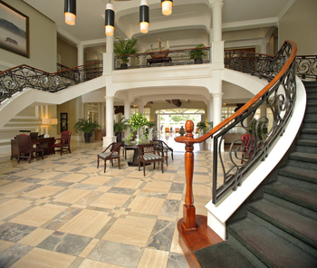 Hemingways Nairobi: Eingangsbereich mit Treppen