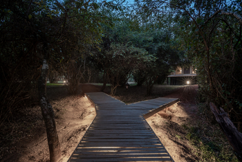 Ilkeliani Camp: Steg durchs Camp