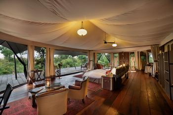 Jahazi Suite at Mara Plains: Bett mit Blick