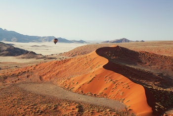 Kulala Desert Lodge: Heißluftballon und Landschaft