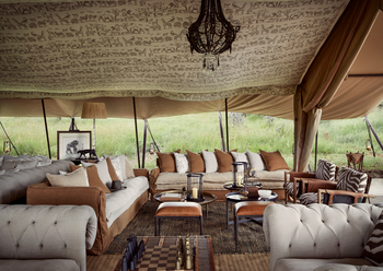 Laba Migration Camp: Verschiedene Sitzgelegenheiten