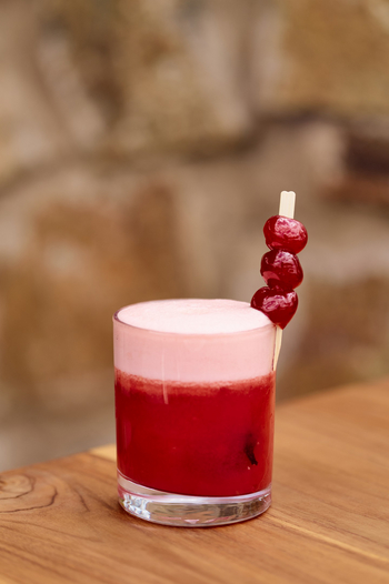 Mkomazi Wilderness Retreat: Vibrantes geschichtetes Getränk mit Beeren auf Holz