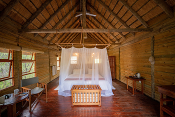 Nata Lodge Nata Lodge: Luxury Chalet - Bett mit Moskitonetz