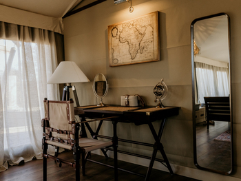 Otjiwa Thornbush Tented Camp: Safari-Schreibtisch mit Globus und Afrika-Karte