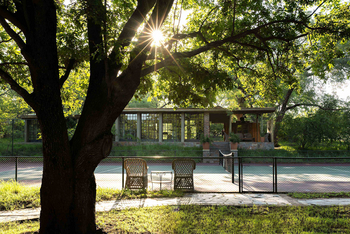 Singita Castleton: Tennisplatz vor Lodge im Morgenlicht