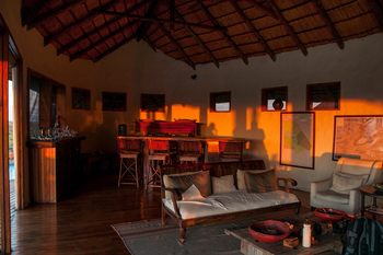 Tau Pan Camp Tau Pan Camp: Letztes Licht in der Lounge