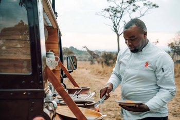Wayo Serengeti Green Camp: Am Buffet bedienen