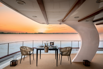 andBeyond Galapagos Explorer: Abendessen auf dem Deck im goldenen Sonnenlicht