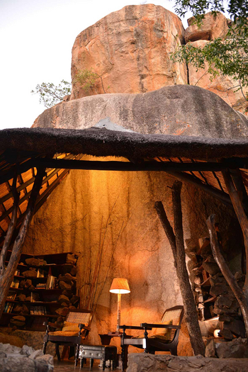 Amalinda Lodge: Lounge unter Felsüberhang