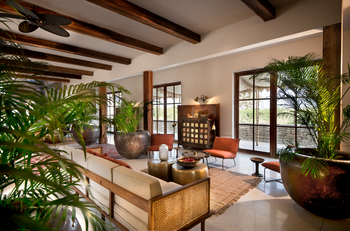 Aramness Aramness: Lounge mit bodentiefen Fenstern