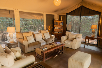 Encounter Mara Camp: Sessel und Sofas