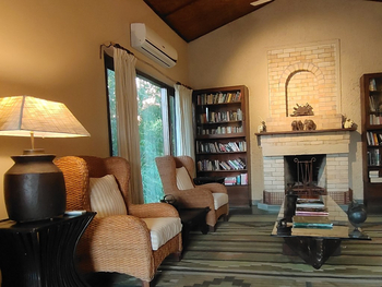 Forsyth Lodge Forsyth Lodge: Sessel in der Bibliothek