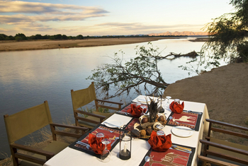 Island Bush Camp: Dinner mit Blick auf den Fluss
