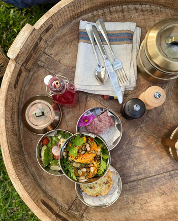 Legendary Lodge: Rustikales Outdoor-Dining mit dreistöckigem Tiffin