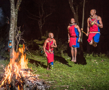 Losokwan Luxury Tented Camp: Tanz um Lagerfeuer