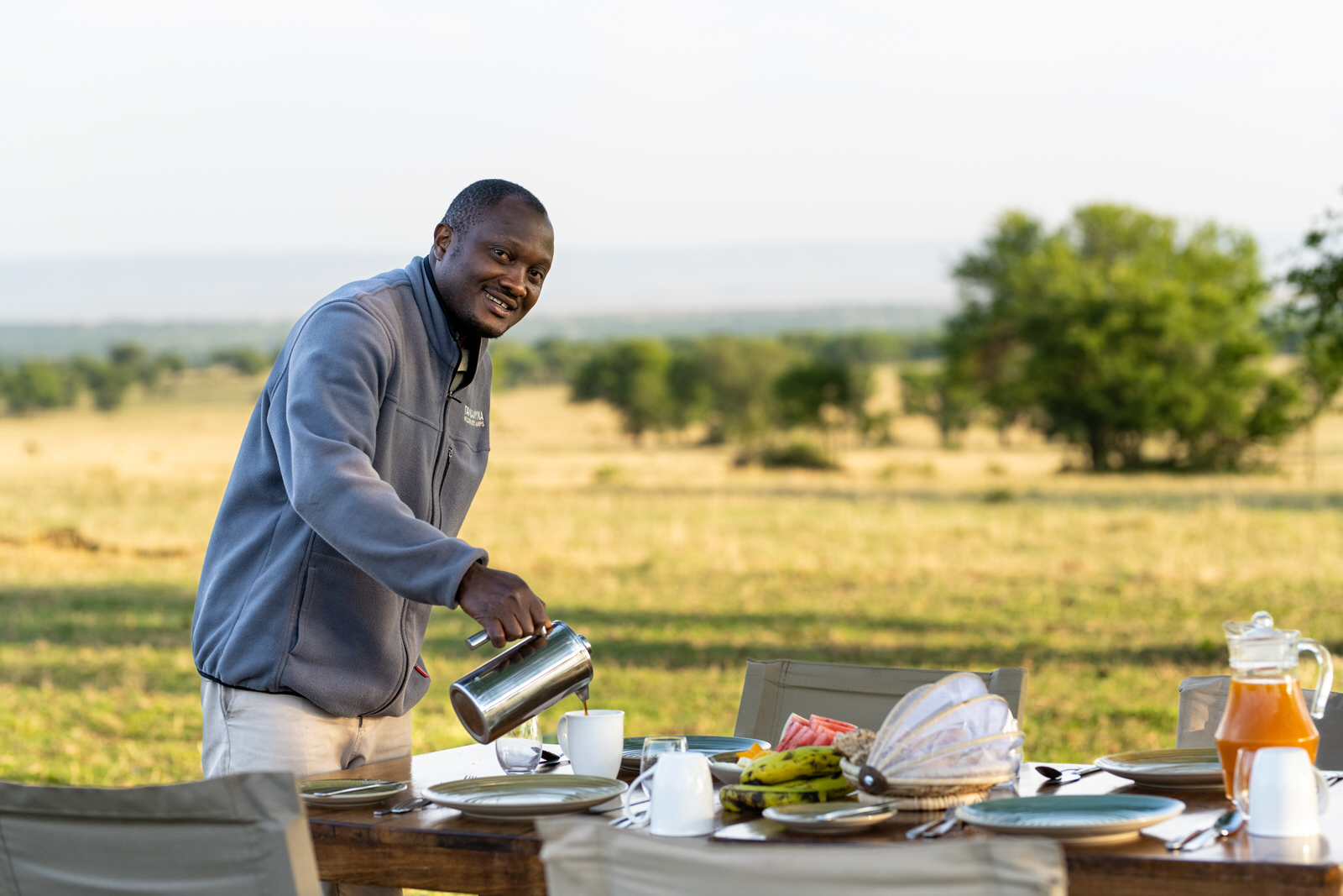 Mara Under Canvas Mara Under Canvas: Gedeckter Tisch am Morgen