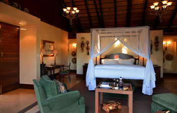 Mateya Safari Lodge: Schlafzimmer mit Himmelbett und Moskitonetz