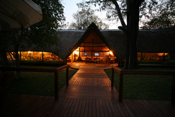 Ndhovu Safari Lodge: Hauptgebäude