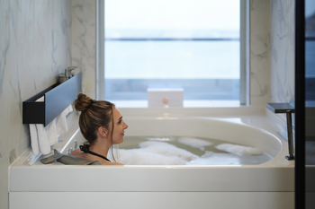 Scenic Eclipse II Spa Suite: Frau entspannt in Badewanne, Ozeanpanorama