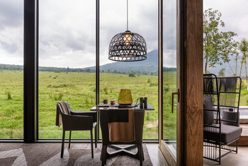 Singita Kwitonda Lodge: Lounge mit bodentiefen Fenstern