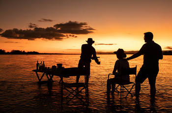 Tembo Plains Camp: Wein bei Sonnenuntergang
