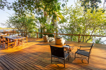 Xugana Island Lodge: Hauptbereich mit Blick auf den Fluss