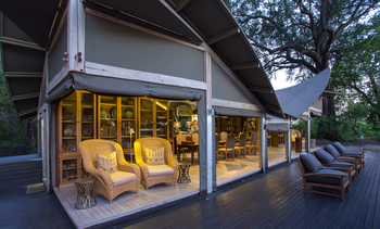 Abu Camp Abu Camp: Deck mit Sesseln