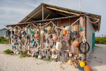 Cosmoledo Eco Camp: Hütte mit Treibgut-Deko
