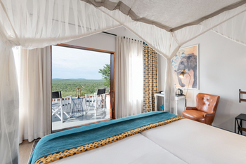 Etosha Safari Lodge: Bett und Balkon