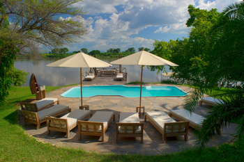 Kanyemba Lodge: Pool mit Ausblick