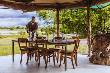 Kuthengo Camp: Esstisch