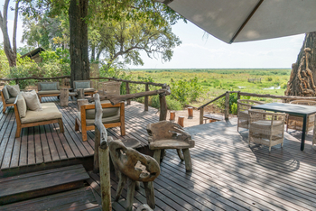 Linyanti Ebony Linyanti Ebony: Deck mit Sonnenschirm