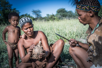 Meno A Kwena Camp Meno A Kwena Camp: Buschmänner mit Kind