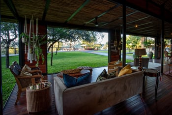 Mukwa River Lodge: Sitzgruppe in der Lounge