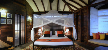 Pench Tree Lodge Pench Tree Lodge: Doppelbett und Tagesbett rechts
