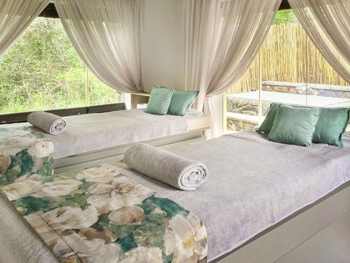 Sabi Sabi Bush Lodge: Doppelbetten mit floralen Decken und grünem Ambiente