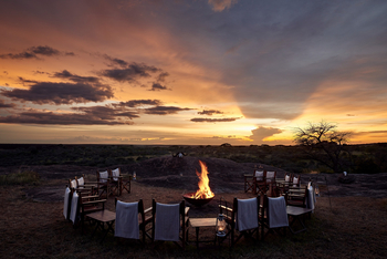 Sanctuary Kichakani Serengeti Camp Sanctuary Kichakani Serengeti Camp: Stuhlkreis am Lagerfeuer