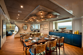 andBeyond Galapagos Explorer: Speisesaal mit reichhaltigem Buffet, Meerblick