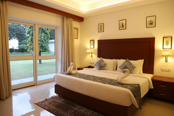 Chandela: Deluxe Room