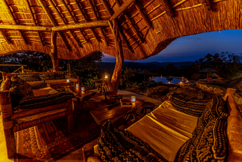 Mihingo Lodge: Lounge bei Nacht
