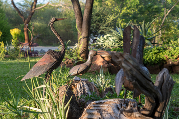 Musangano Lodge: Vogelskulpturen