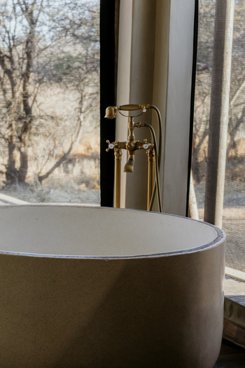 Otjiwa Thornbush Tented Camp: Offenes Buschbad mit freistehender Wanne und Messingarmatur