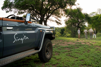 Singita Sweni Lodge: Gäste lauschen Guide vor Safarifahrzeug